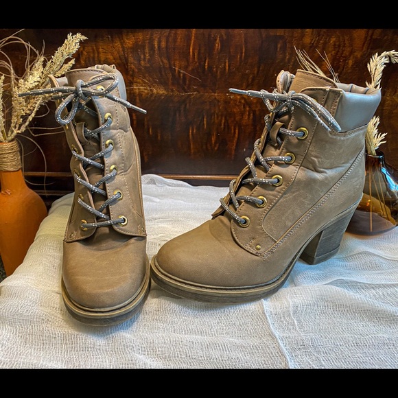 Worn Once Size 10 Dirty Laundry Heeled Boots 3” Heel Taupe - Picture 5 of 5